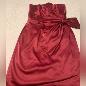 Dress, color burgundy. Size 8. Very pretty! Sadly, it doesn’t fit me.